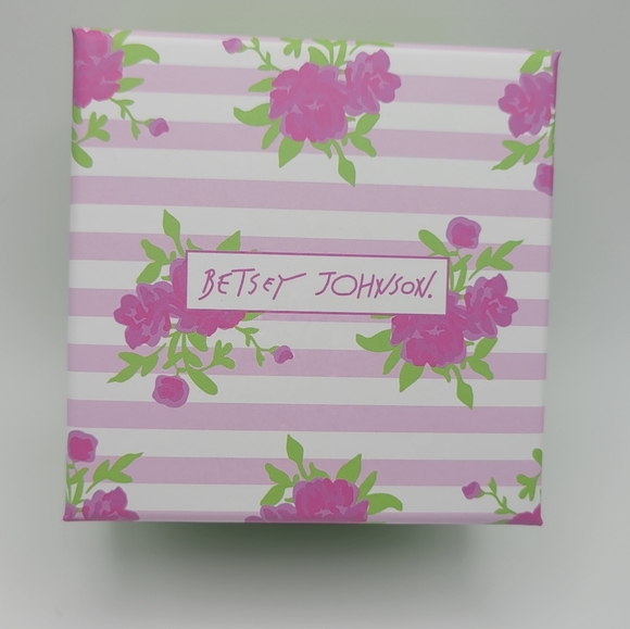 Betsey Johnson Tulip Mismatched Stud Earrings - Picture 4 of 5